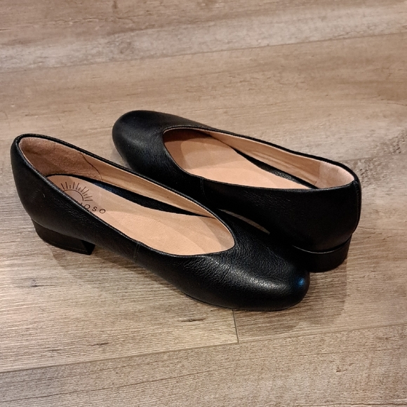Brioso Women's Classic Black Loafers - Picture 6 of 9